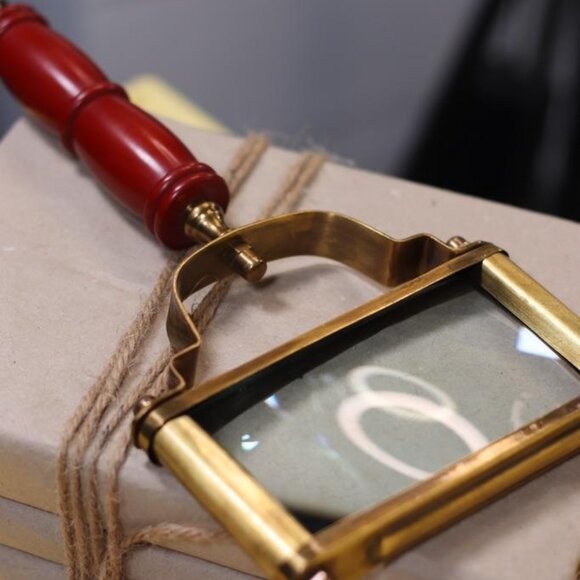 Red Handle 5x magnifying glass - Picture 1 of 4